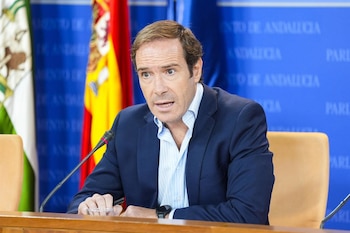 07/10/2026 El portavoz del Grupo Parlamentario VOX, Javier Cortés, durante la ronda de ruedas de prensa de portavoces de los grupos parlamentarios en el Parlamento de Andalucía. A 7 de octubre de 2026 en Sevilla (Andalucía, España). Los portavoces de los grupos parlamentarios, se dan cita en la sala de prensa para atender a los medios de comunicación de forma periódica.
POLITICA
Joaquín Corchero - Europa Press