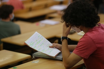 Un estudiante realiza un examen