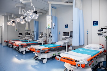 El presidente Nayib Bukele destaca la incorporación de dos robots quirúrgicos en el nuevo Hospital Rosales: uno para procedimientos de cirugía general y otro especializado en reemplazos de cadera y rodilla. (Cortesía: Casa Presidencial)