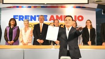 Silvano Aureoles se registró como