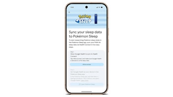 Teléfono móvil que exhibe en pantalla el logotipo de Pokémon Sleep y pasos en inglés para sincronizar datos de sueño