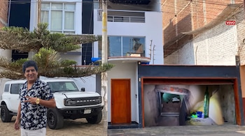 Un hombre junto a una camioneta blanca posa al lado de una casa que muestra en el garaje la entrada a un compartimento subterráneo.