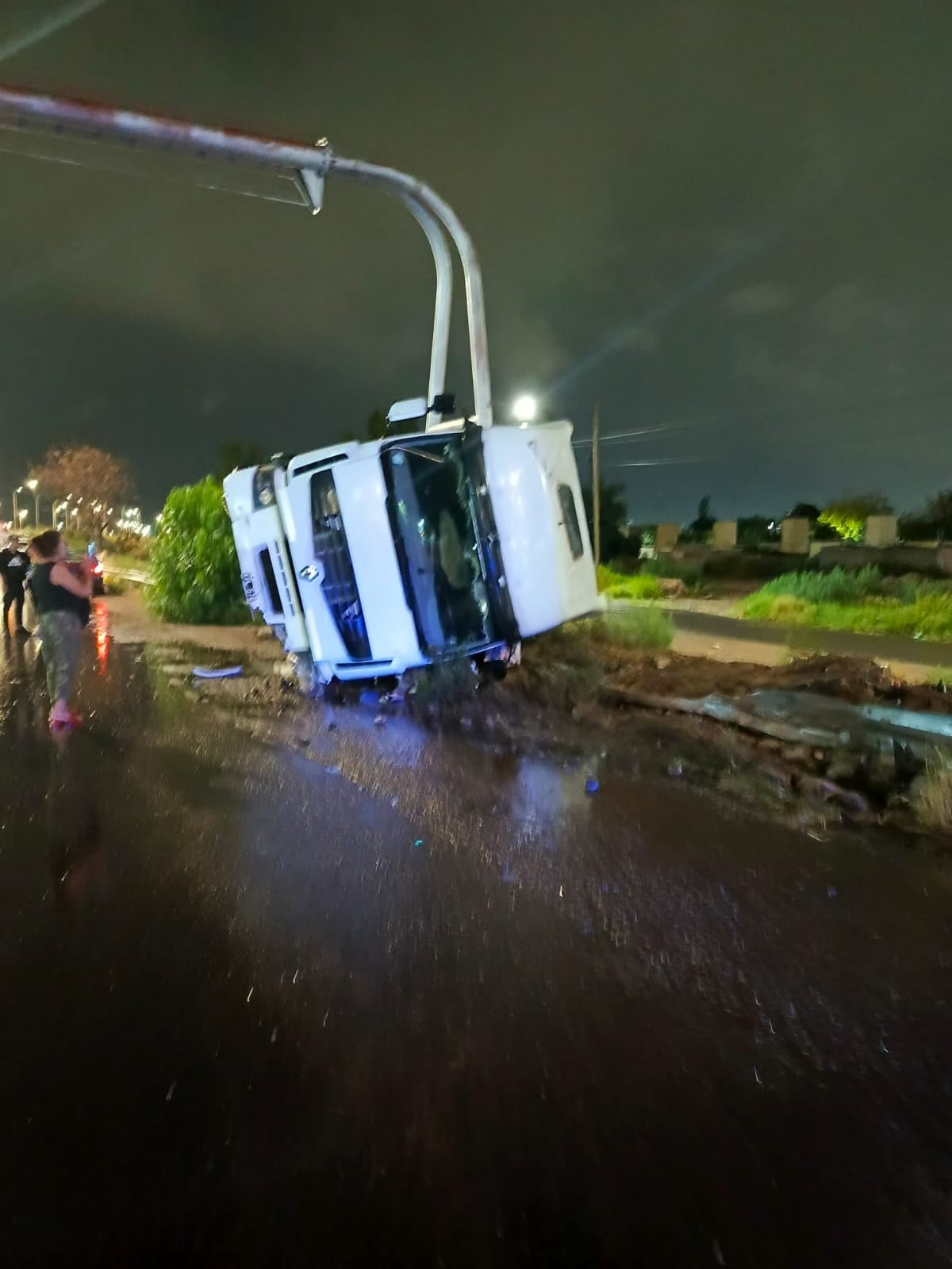 Tras el siniestro vial, hubo una importante pérdida de combustible y se desplegó un operativo de seguridad para prevenir nuevos incidentes en la zona