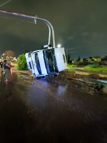 Tras el siniestro vial, hubo una importante pérdida de combustible y se desplegó un operativo de seguridad para prevenir nuevos incidentes en la zona