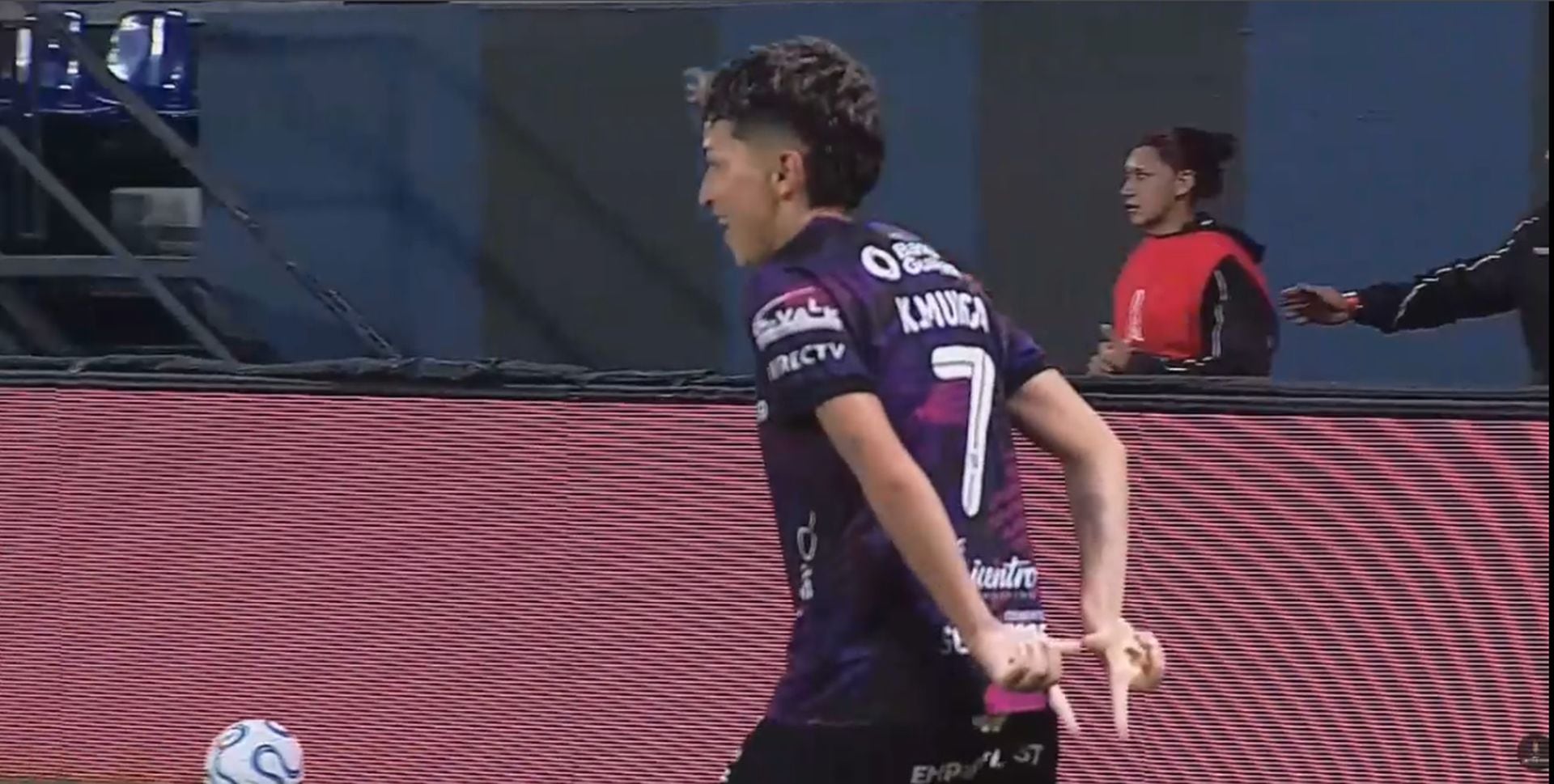 La celebración de Karol Murcia durante el duelo ante Independiente del Valle desató el malestar de Universitario. La dirigencia crema consideró irrespetuosa la señal de la ecuatoriana y decidió llevar el caso ante la CONMEBOL. (Conmebol)