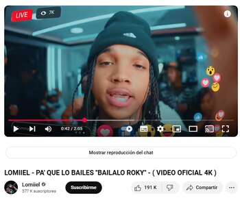 Él es el cantante que