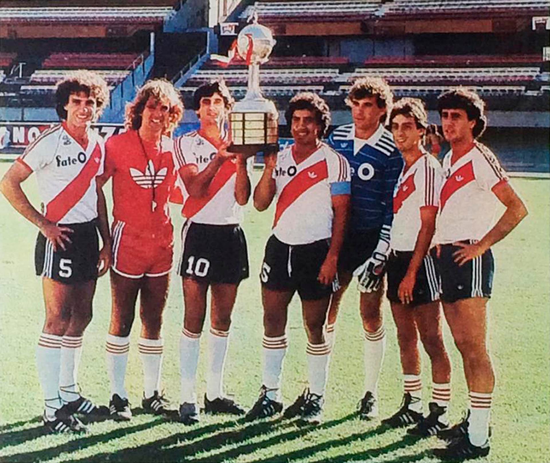 River campeón de la Libertadores en 1986 con Fate como sponsor (Wikimedia)