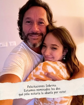 Diego Torres, un hombre sonriente con barba, abraza a su sobrina Ángela, una joven sonriente con cabello largo castaño y pendientes