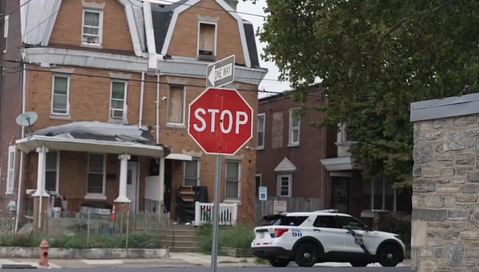 Un vehículo policial permanece estacionado frente a la vivienda de Filadelfia donde las autoridades investigan la desaparición de siete mujeres. (NBC10 Filadelfia)