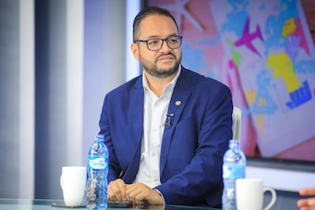 El secretario de Innovación de El Salvador, Daniel Méndez, durante su intervención en el programa Diálogo 21, donde abordó las iniciativas de digitalización y tecnología orientadas al sector turístico (Cortesía: Secretaría de Prensa).