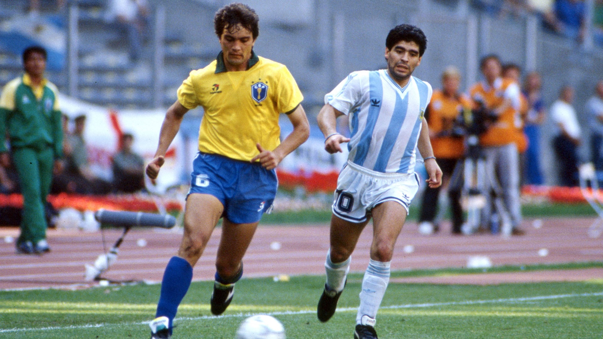 Branco y Maradona durante el duelo por octavos de final del Mundial Italia 90 (Grosby)