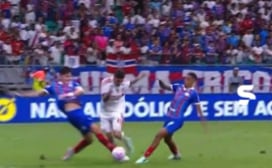 El momento exacto en el que Jorge Carrascal recibió la falta para el penalti que posteriormente terminó convirtiendo Flamengo - crédito SportTV