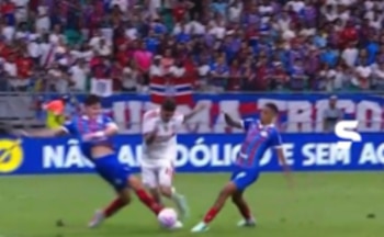 El momento exacto en el que Jorge Carrascal recibió la falta para el penalti que posteriormente terminó convirtiendo Flamengo - crédito SportTV