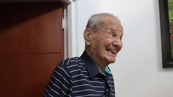 En video: Dos adultos mayores, a sus 91 y 97 años recibieron las primeras versiones de prueba de la cédula digital