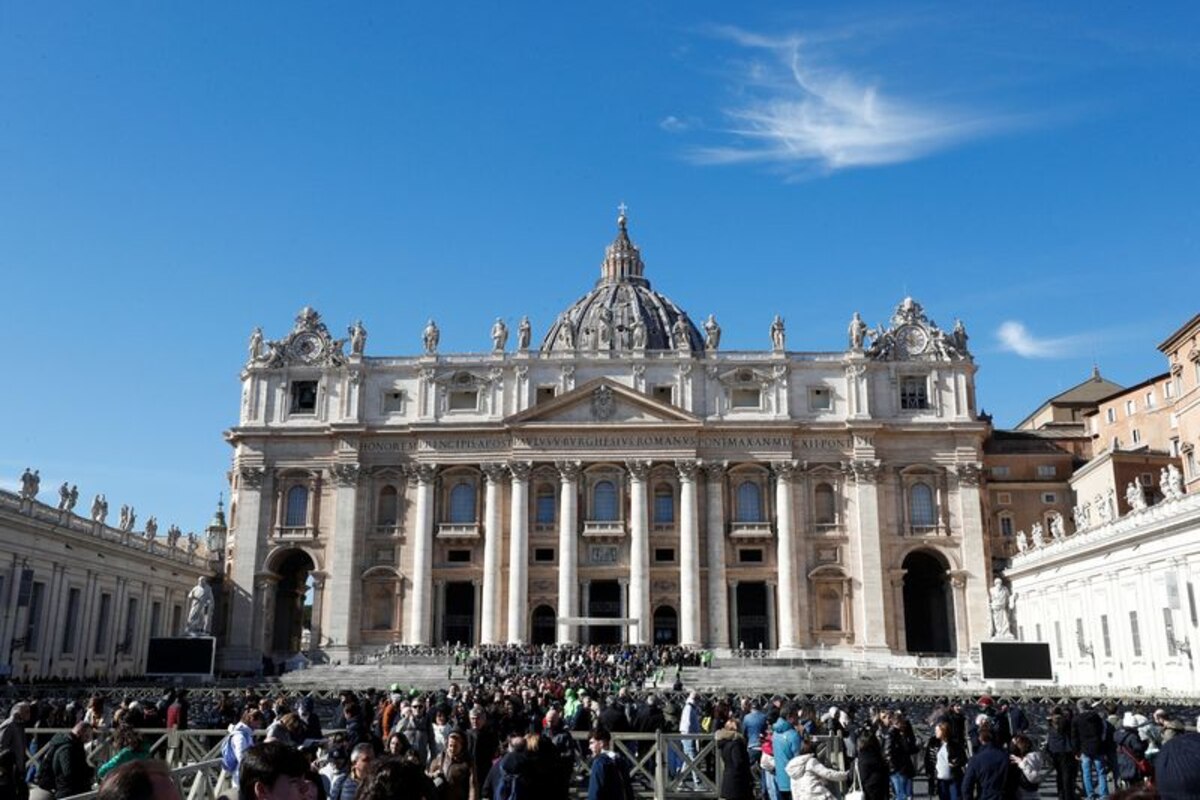 Vatican Prays for Pope Francis' Health in St. Peter's Square Faithful visit the Plaza de San Pedro while Pope Francis is hospitalized.