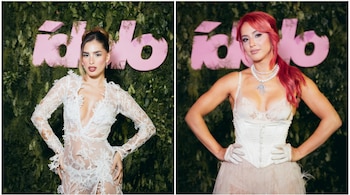 Dos mujeres con vestidos blancos ante un muro vegetal con el logotipo rosa de Ídolo en una composición dividida.