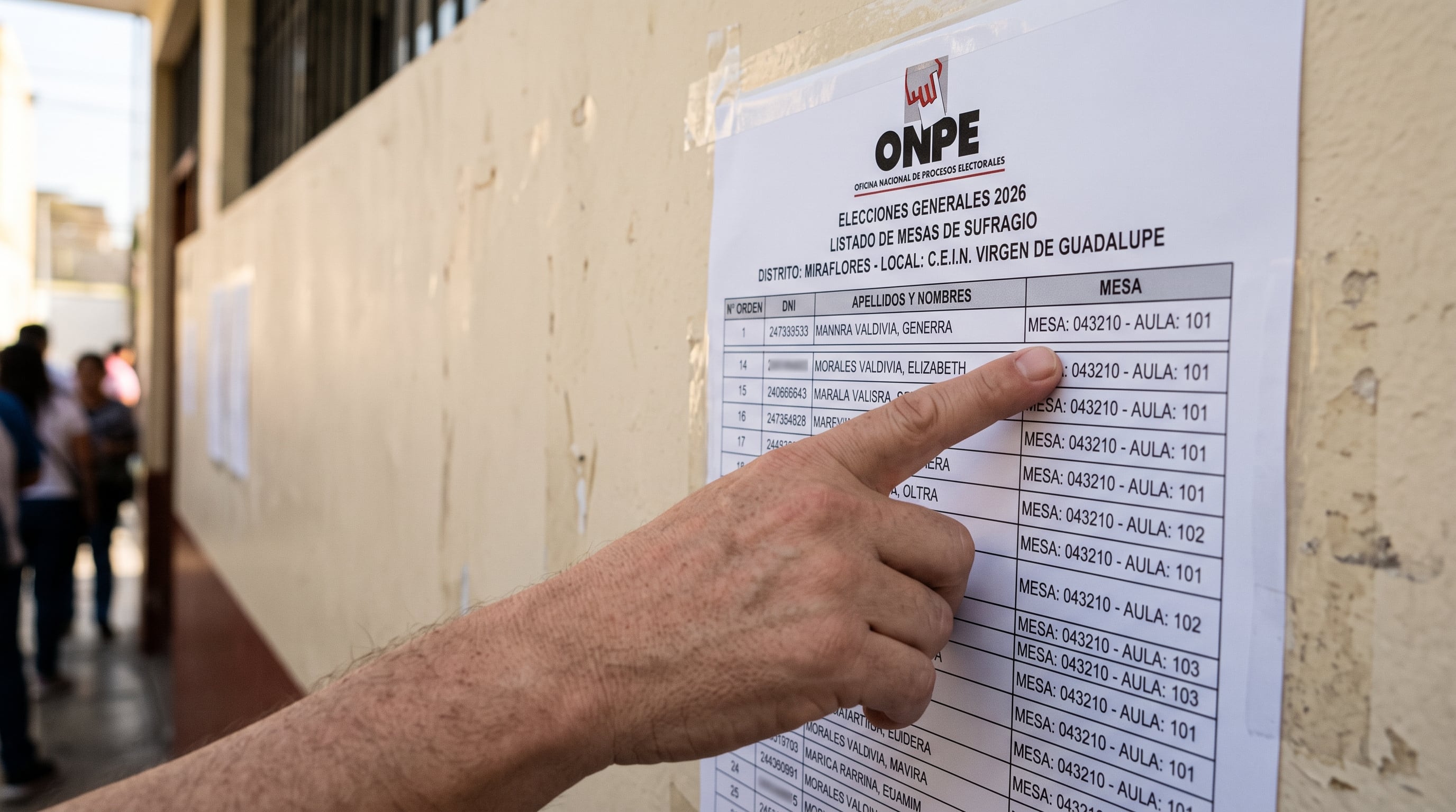 Un elector ubica su mesa de sufragio en la lista impresa de la ONPE para las Elecciones Generales 2026 en Miraflores. (Imagen Ilustrativa Infobae)