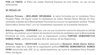 Texto de una resolución judicial con encabezado "POR LO TANTO" y "SE RESUELVE", que detalla una declaración de tacha infundada