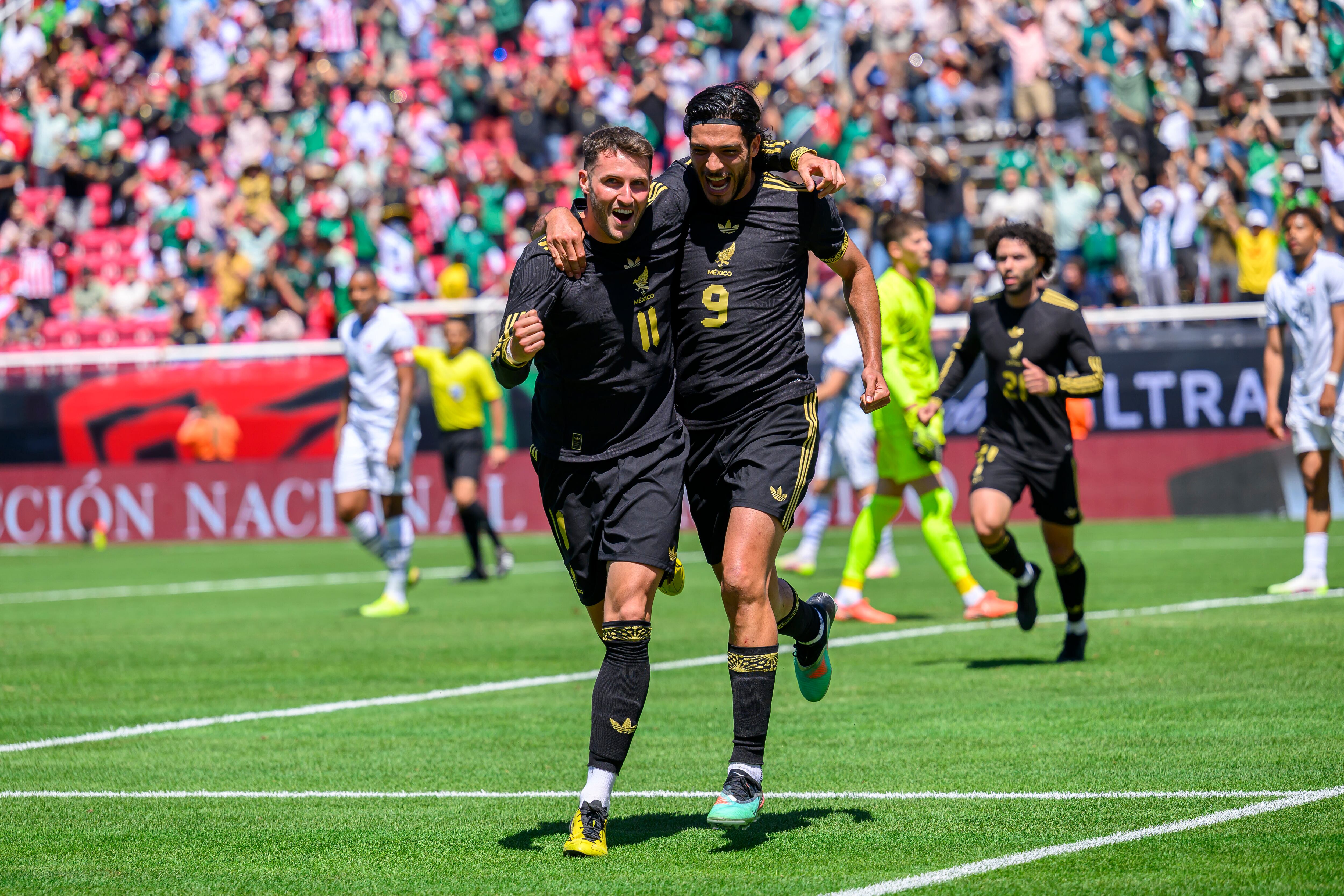 Santiago Giménez (11) y Raúl Jiménez (9) celebran el gol anotado por Giménez en el partido amistoso contra Suiza, el sábado 7 de junio de 2025, en Salt Lake City, Utah. (AP Foto/Tyler Tate)