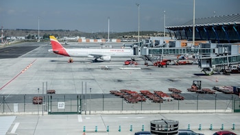 Un avión que trazaba un viaje entre Madrid y Oslo aterriza de emergencia en Bruselas tras detectar “humo a bordo”