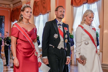 La princesa Ingrid junto a