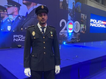 El agente condecorado en el Día de la Policía por su intervención con un paciente psiquiátrico en Madrid luce la Cruz con distintivo rojo. (Infobae España)