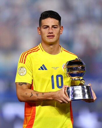 James Rodríguez posa con el