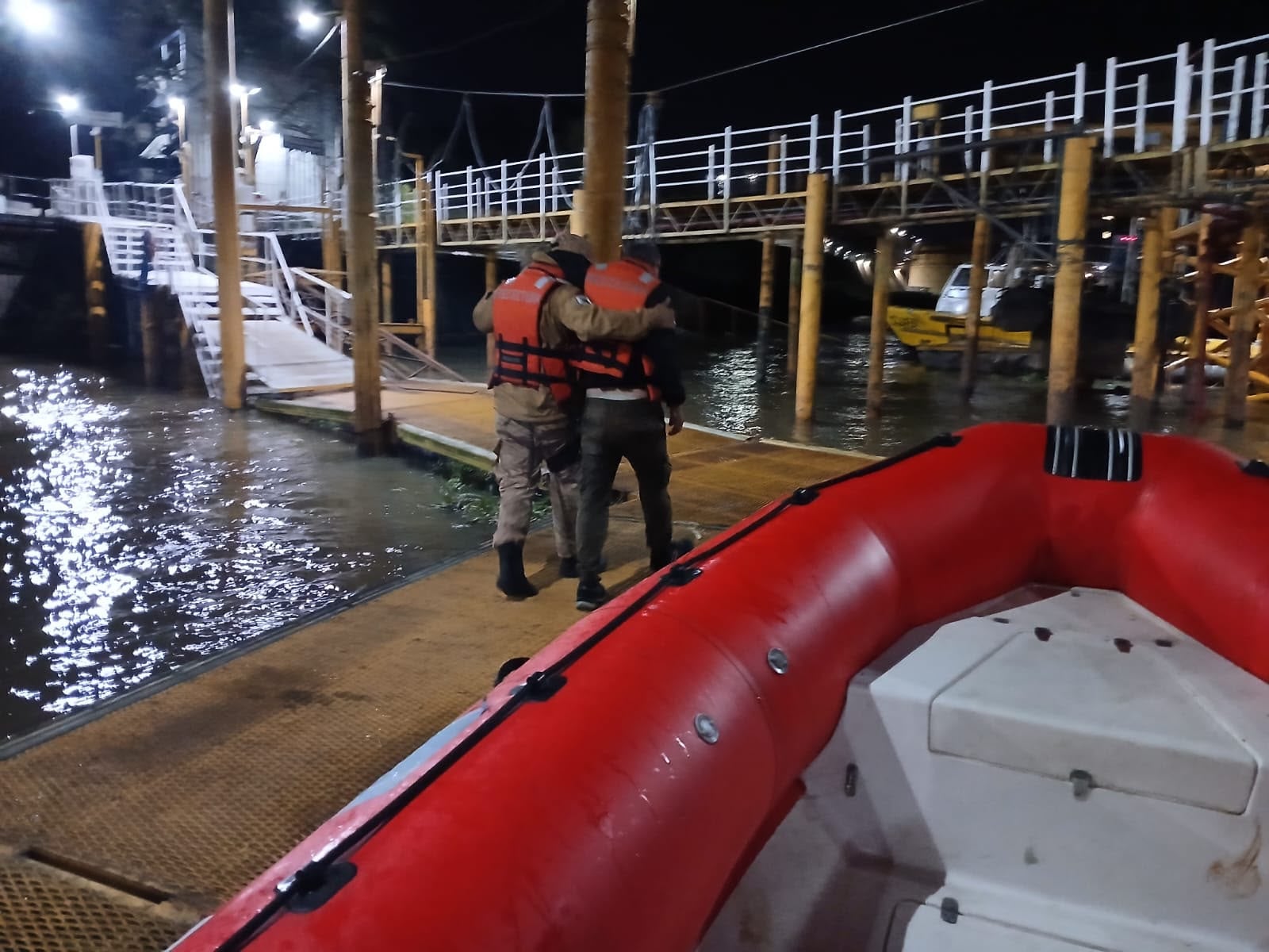 Buzos de la Estación de Salvamento Rosario rastrillan el fondo del río mientras rige un aviso oficial para las embarcaciones del área (PNA)