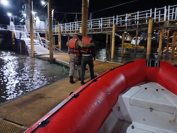 Prefectura rescató a un hombre tras el hundimiento de una lancha y busca a otros tres tripulantes en Fray Luis Beltrán, Santa Fe