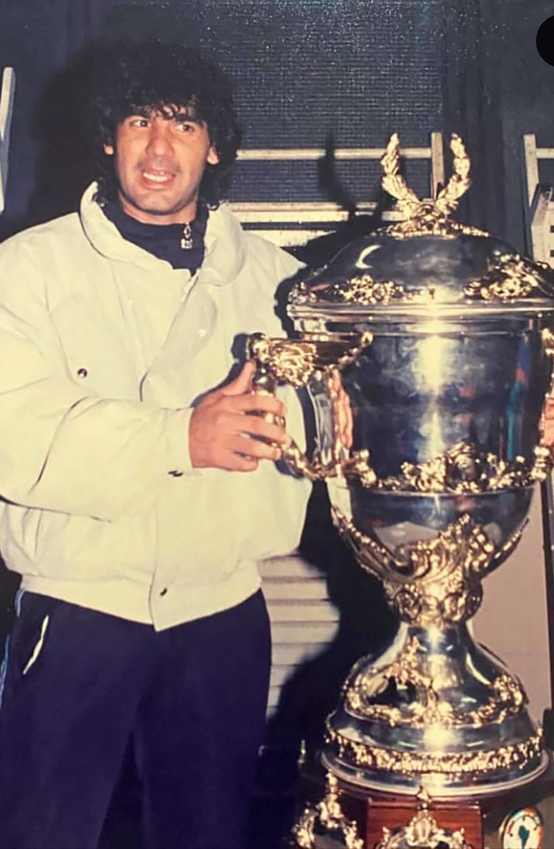 Chupete Vázquez con la Supercopa que ganó con Racing