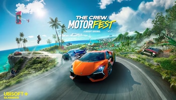 Coche deportivo naranja en carretera tropical costera. Otros vehículos, palmeras, mar y montañas bajo cielo azul. Logo The Crew Motorfest