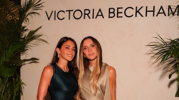 Antonela Roccuzzo fue la invitada estelar de la distinguida gala que organizó Victoria Beckham: la leyenda del fútbol que participó