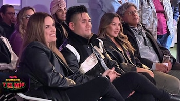 Cassandra Sánchez y Deyvis Orosco en la proyección del estreno de la telenovela "Tu nombre y el mío". AMÉRICA TV.