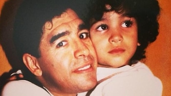 Es hijo de Lalo Maradona y sobrino de Diego, jugó al fútbol hasta los 24 años, trabaja de martillero y lleva la historia familiar al streaming