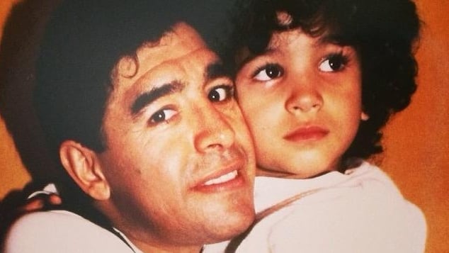 Es hijo de Lalo Maradona y sobrino de Diego, jugó al fútbol hasta los 24 años, trabaja de martillero y lleva la historia familiar al streaming