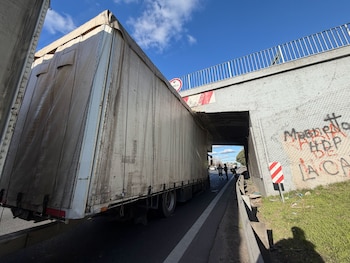 Un camión excedido de altura circulaba por la General Paz y chocó contra un puente