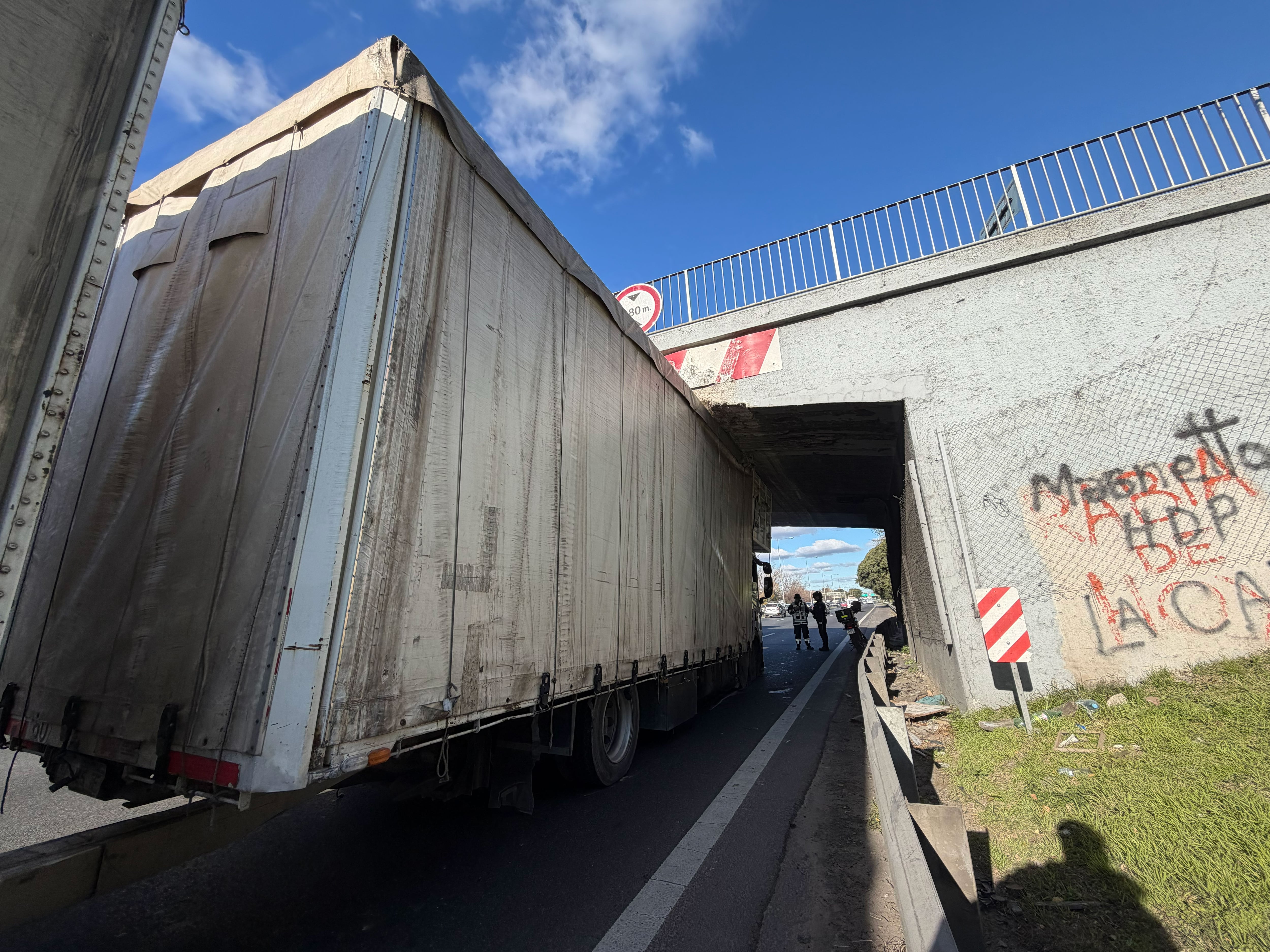 La Policía de la Ciudad y una grúa trabajaron en la remoción del camión para reanudar la circulación en el carril lento de la Avenida General Paz