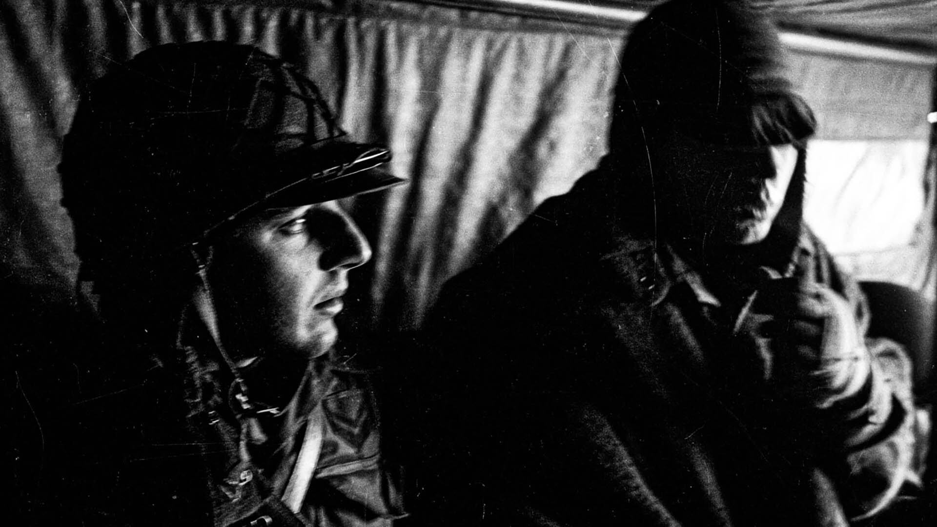 Soldados argentinos en transporte militar. (Foto Archivo Telam Eduardo Farre)