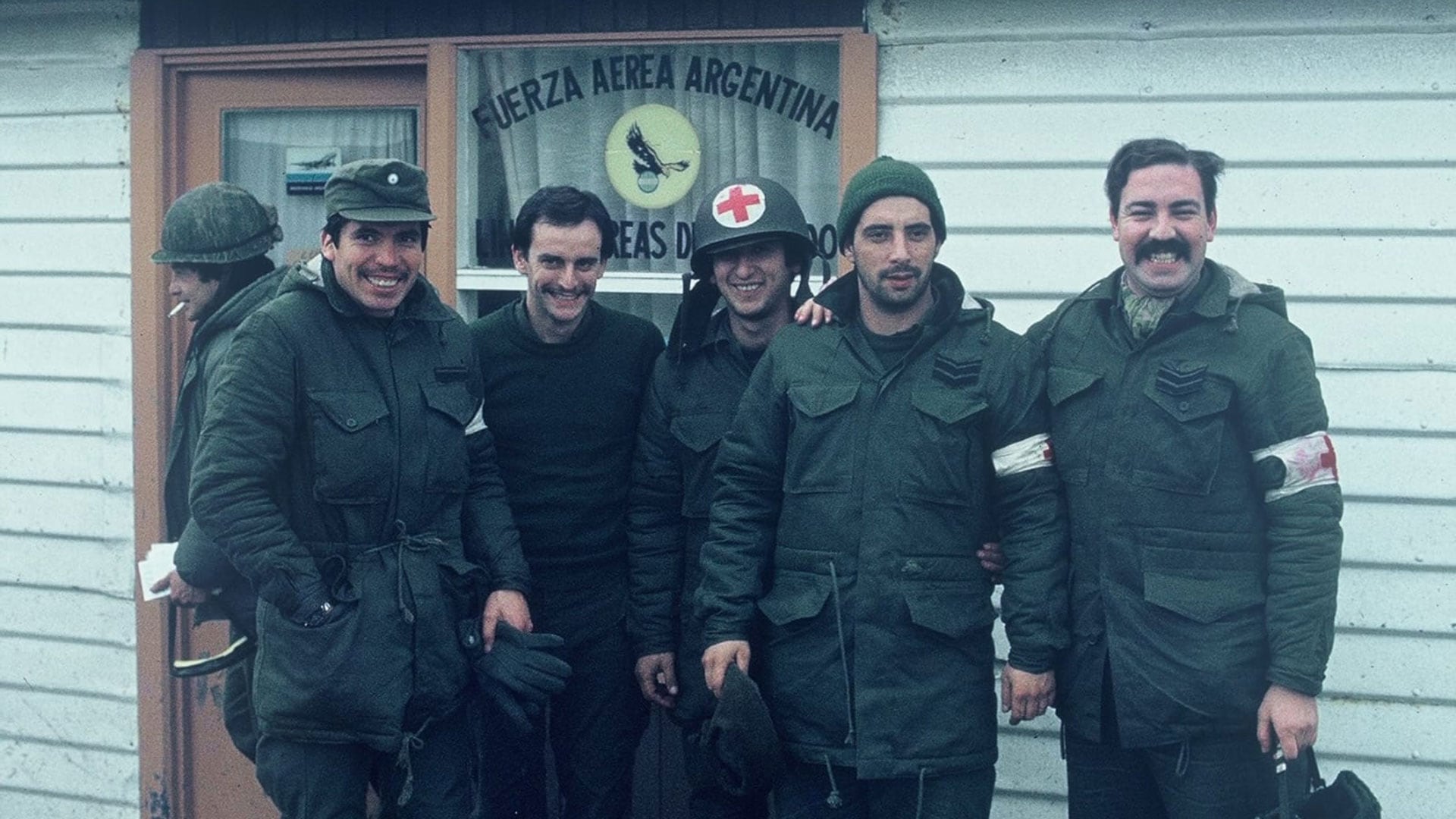 Carlos Omar Ortiz, en Malvinas (primero a la izquierda)