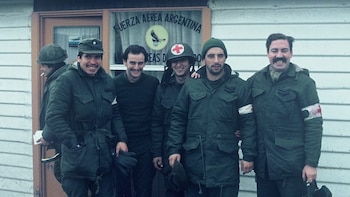 El enfermero que en medio de las alertas rojas en Malvinas salía a buscar heridos y un documental en homenaje hecho por su hijo
