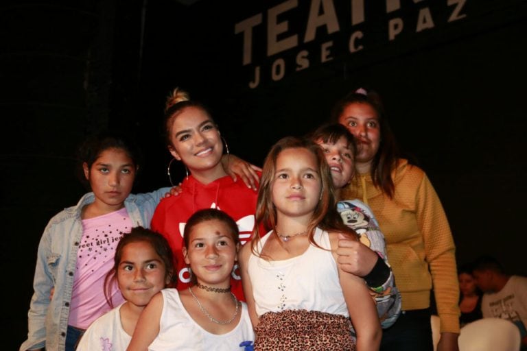 Karol G visitó el Teatro Municipal de José C. Paz y se fotografió con los niños y niñas en una muestra (Municipalidad de José C. Paz)