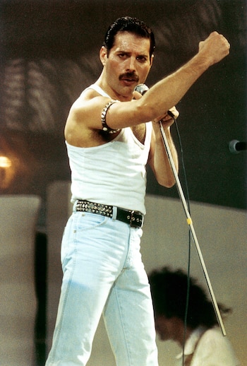 El gesto de los fans en el videoclip de “Radio Ga Ga” se convirtió en un ritual en estadios de todo el mundo décadas después (Photo by Peter Still/Redferns)