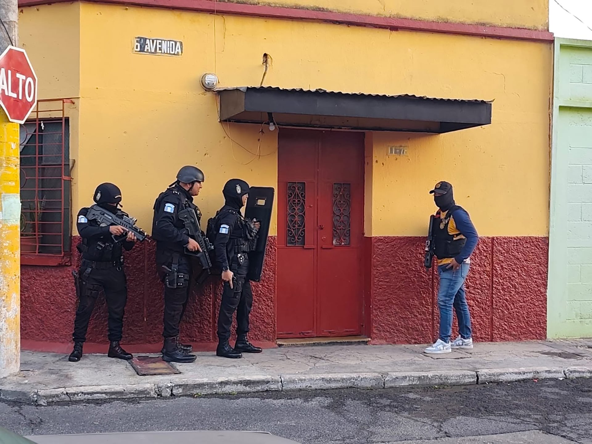 La Policía Nacional Civil halló un túnel oculto en una vivienda de El Gallito, zona 3 de Guatemala, que conectaba con un barranco y habría servido como ruta de escape. (PNCdeGuatemala)