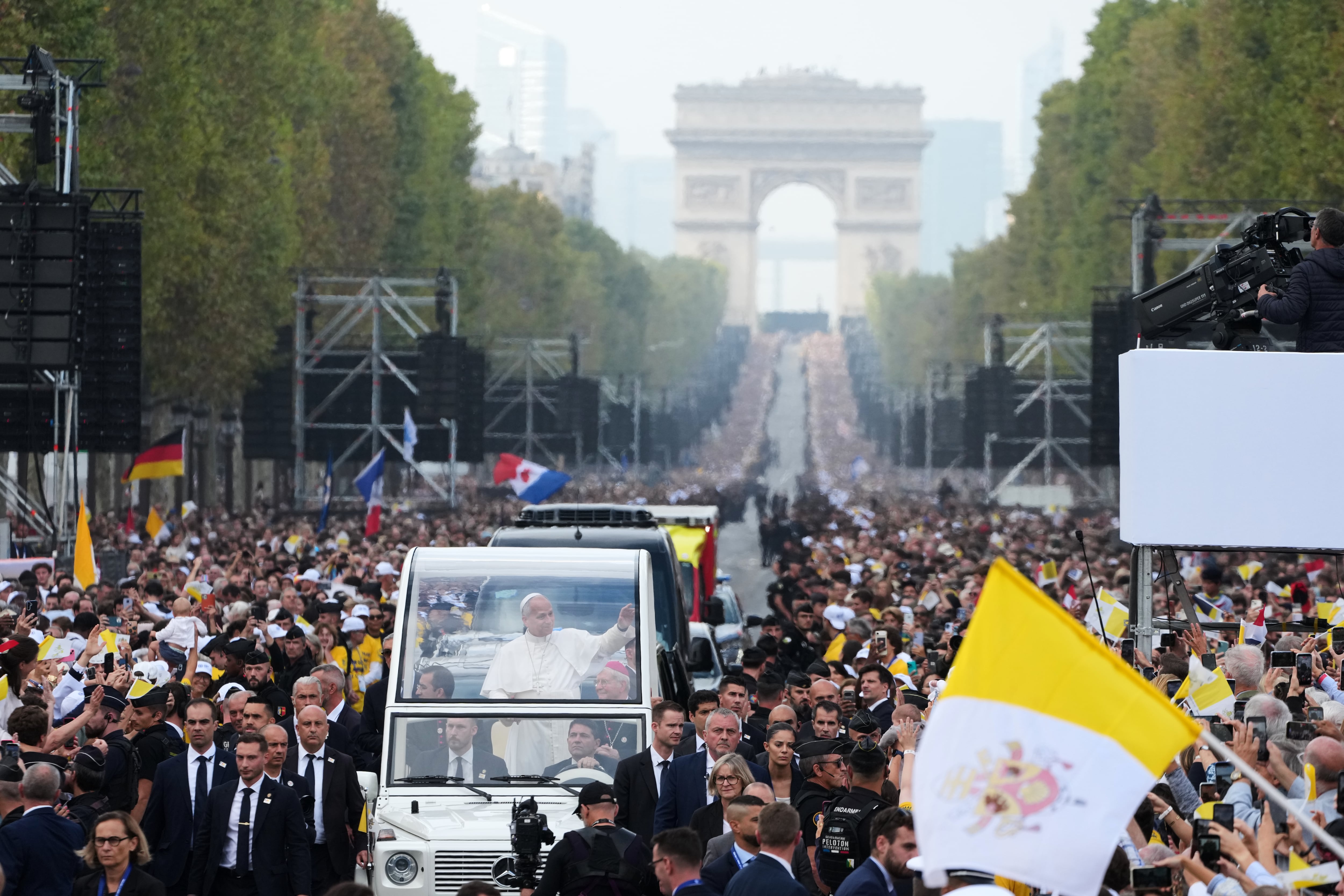 El Papa León XIV, con el Arco de Triunfo de fondo, saluda desde el papamóvil cuando llega para celebrar la misa en la Plaza de la Concordia en París, el sábado 26 de septiembre de 2026. (Foto AP/Gregorio Borgia)
