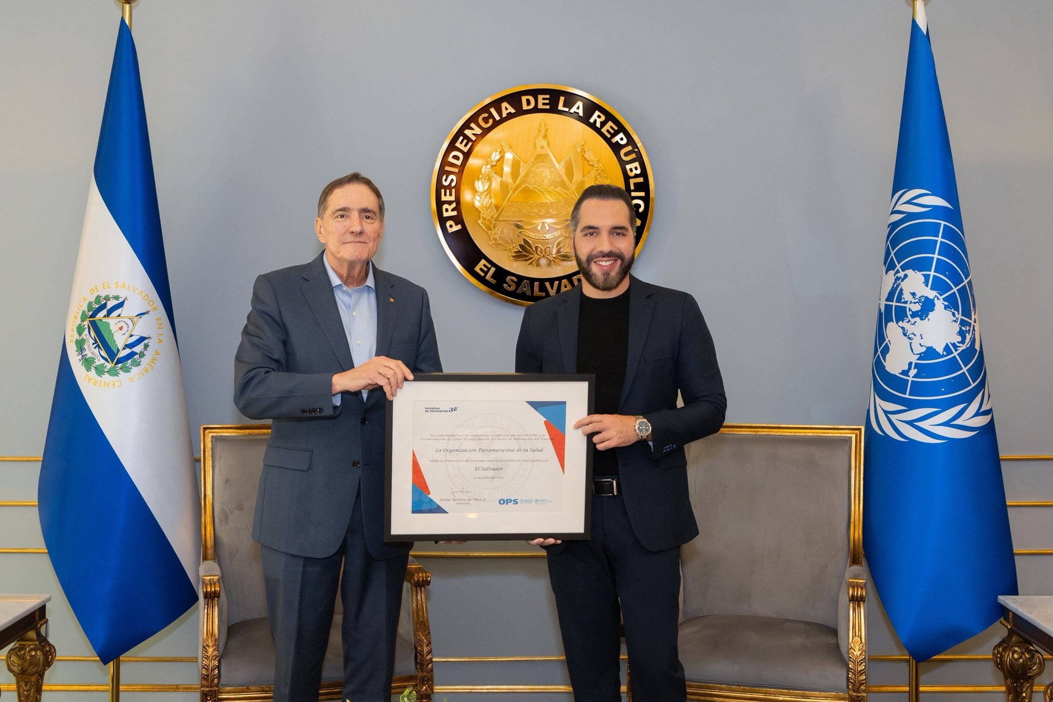 El presidente de El Salvador, Nayib Bukele, recibió la distinción del Dr. Jarbas Barbosa, director de la OPS. (Cortesía: Casa Presidencial)