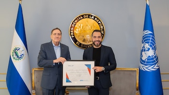 Bukele recibe reconocimiento tras eliminación del tracoma como problema de salud pública en El Salvador