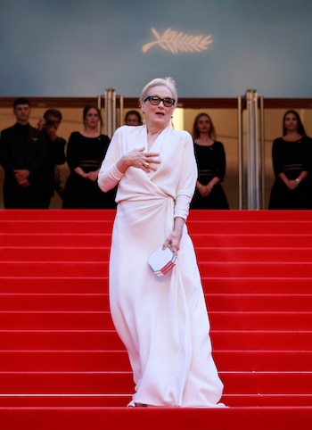 Vestido blanco drapeado en satén, clutch geométrico y maquillaje natural de acabado limpio (REUTERS/Yara Nardi)