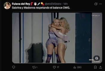 Captura de pantalla de un tuit que muestra a Sabrina Carpenter y Madonna abrazándose en un escenario. Madonna lleva un conjunto lila y Sabrina un body brillante