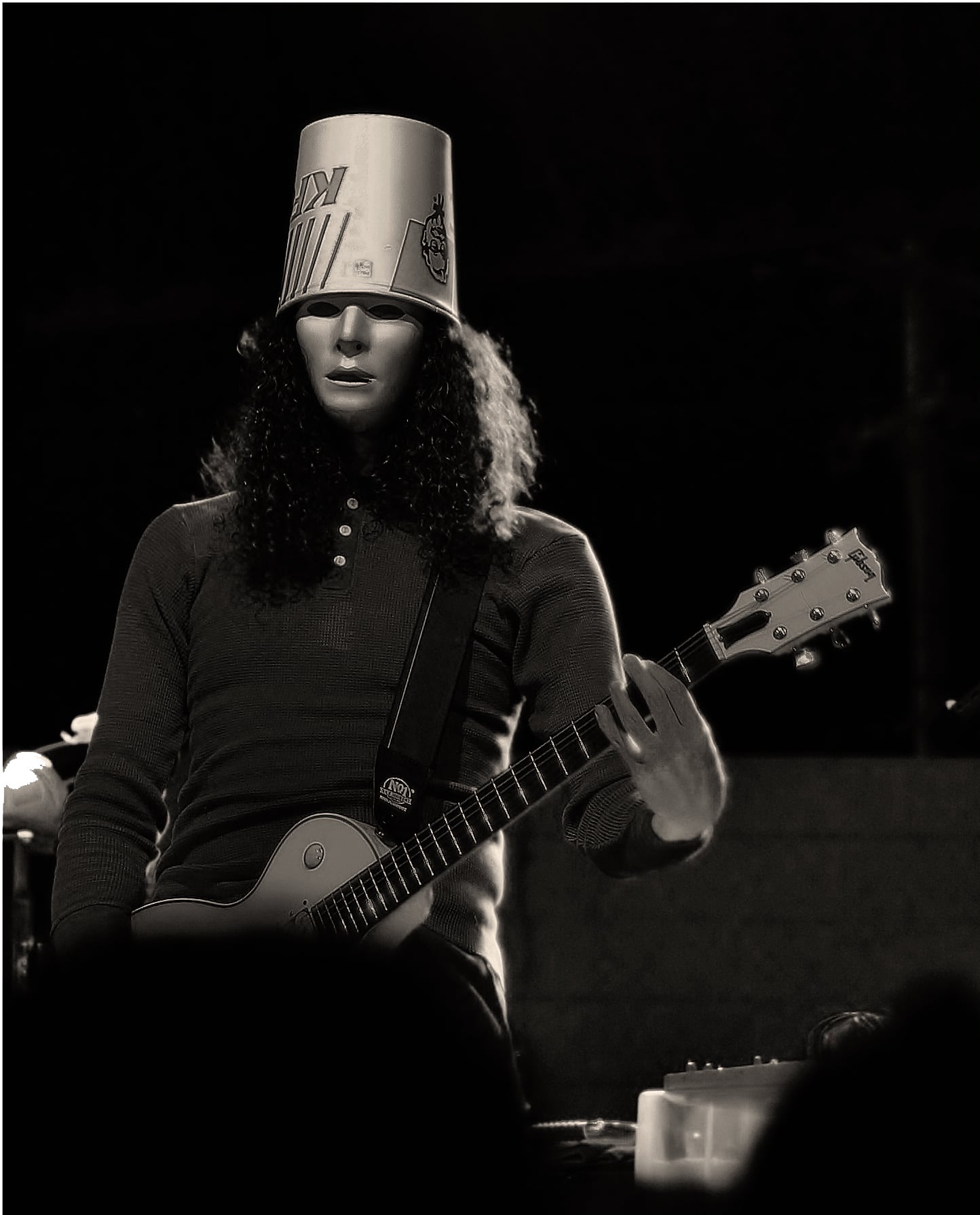 Buckethead, el guitarrista enmascarado, destaca por su anonimato y un estilo escénico inconfundible en el mundo del rock (Wikimedia)