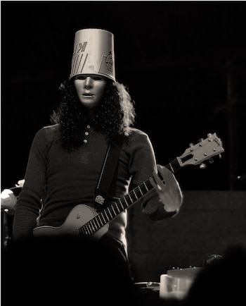 Buckethead, el guitarrista enmascarado, destaca